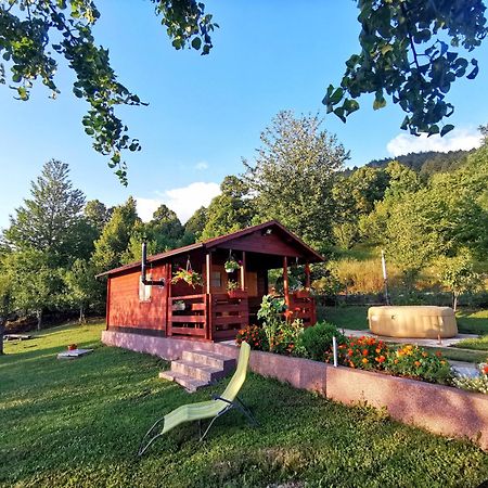 Cottage La Sierra With Jacuzzi Korenica Exterior photo