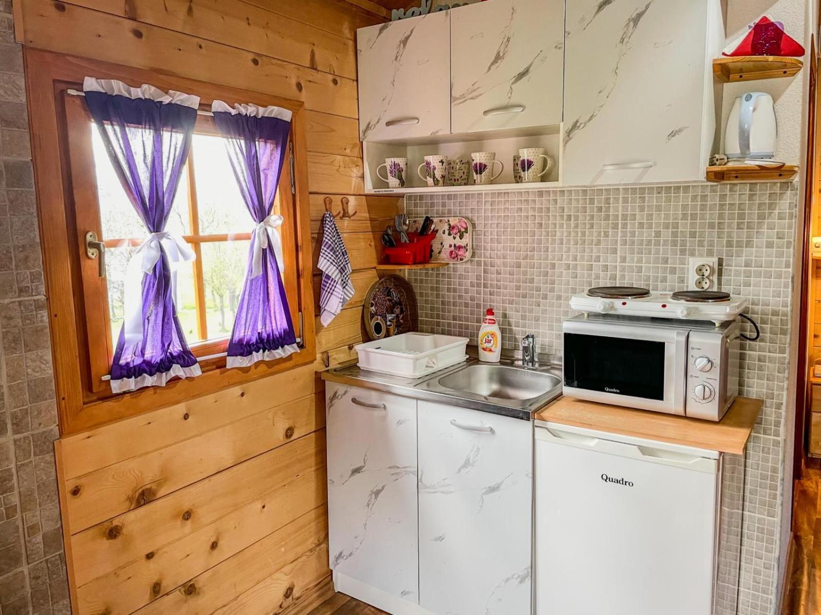 Cottage La Sierra With Jacuzzi Korenica Exterior photo