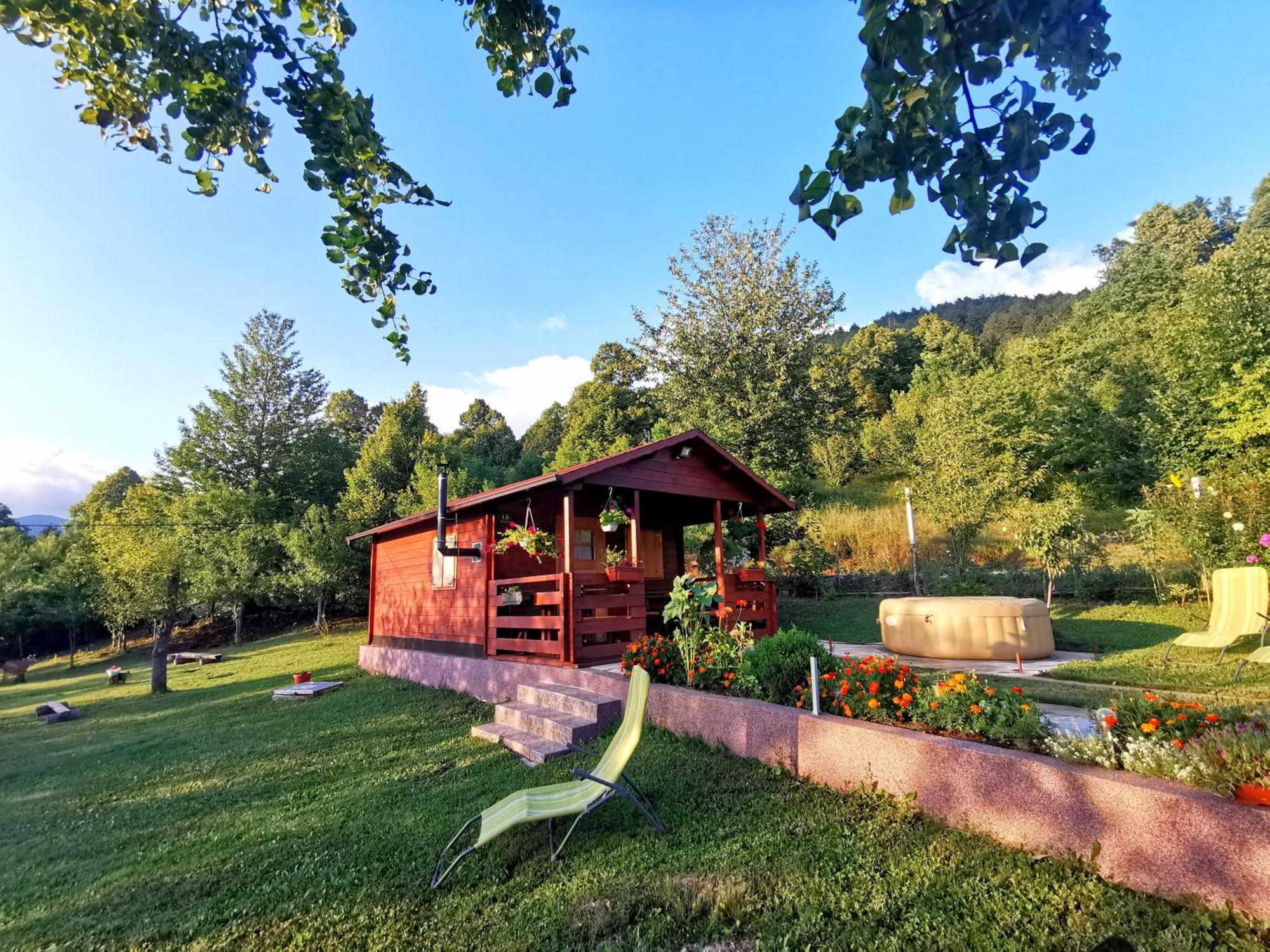 Cottage La Sierra With Jacuzzi Korenica Exterior photo