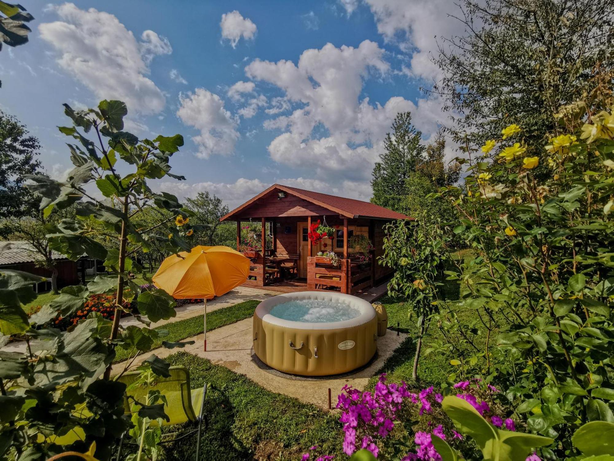 Cottage La Sierra With Jacuzzi Korenica Exterior photo