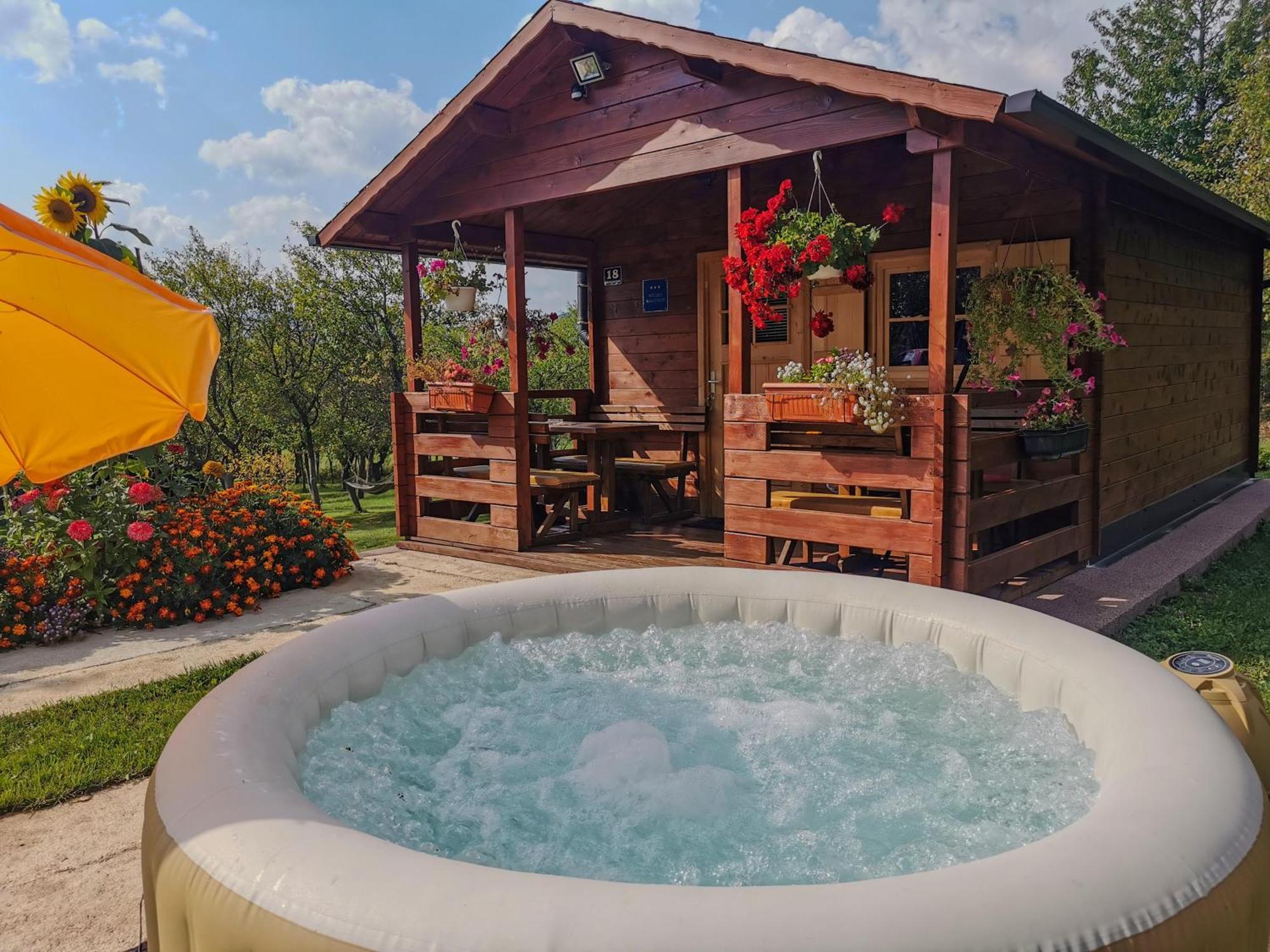 Cottage La Sierra With Jacuzzi Korenica Exterior photo