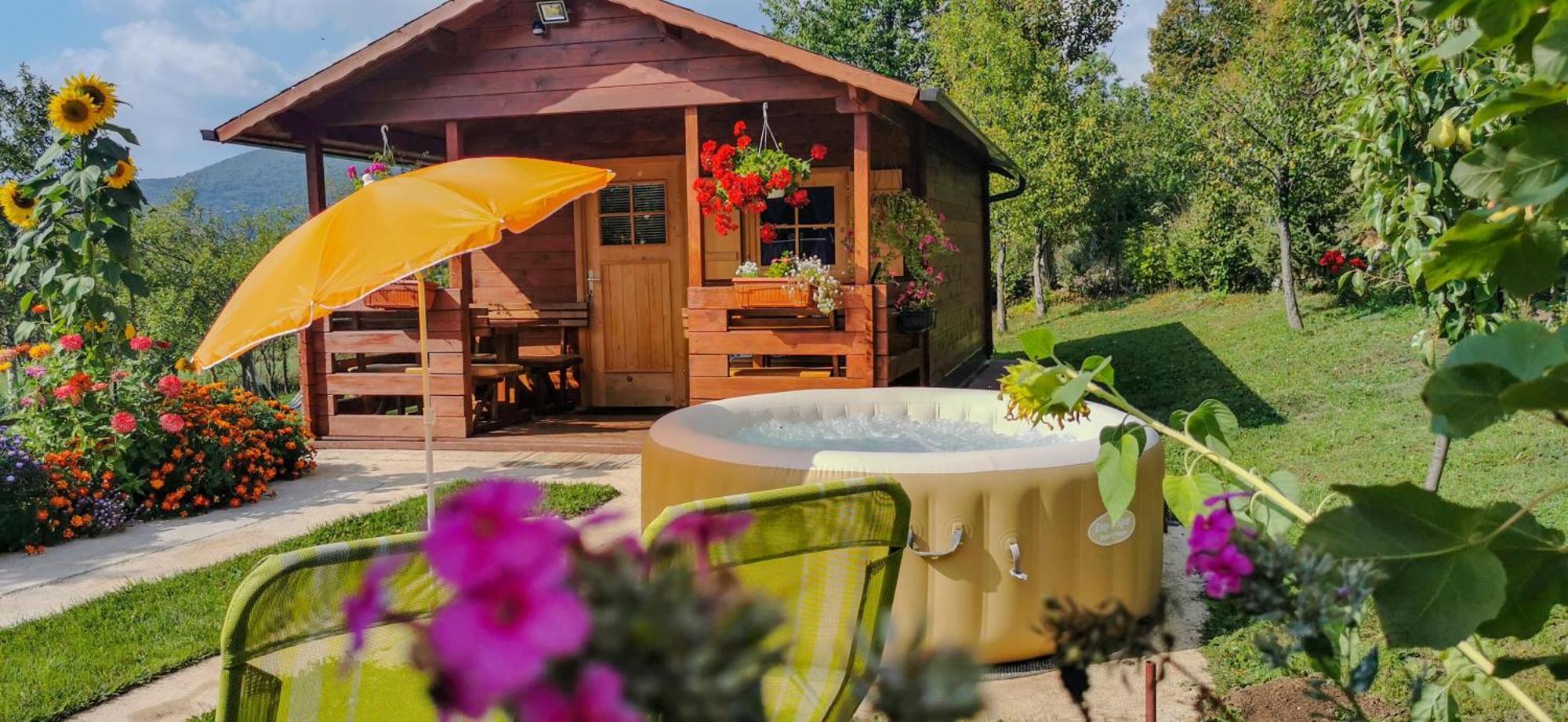 Cottage La Sierra With Jacuzzi Korenica Exterior photo